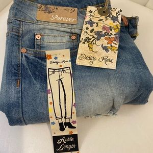 NWT Indigo Rein ankle length distressed jeans with rips . Juniors sz 9
